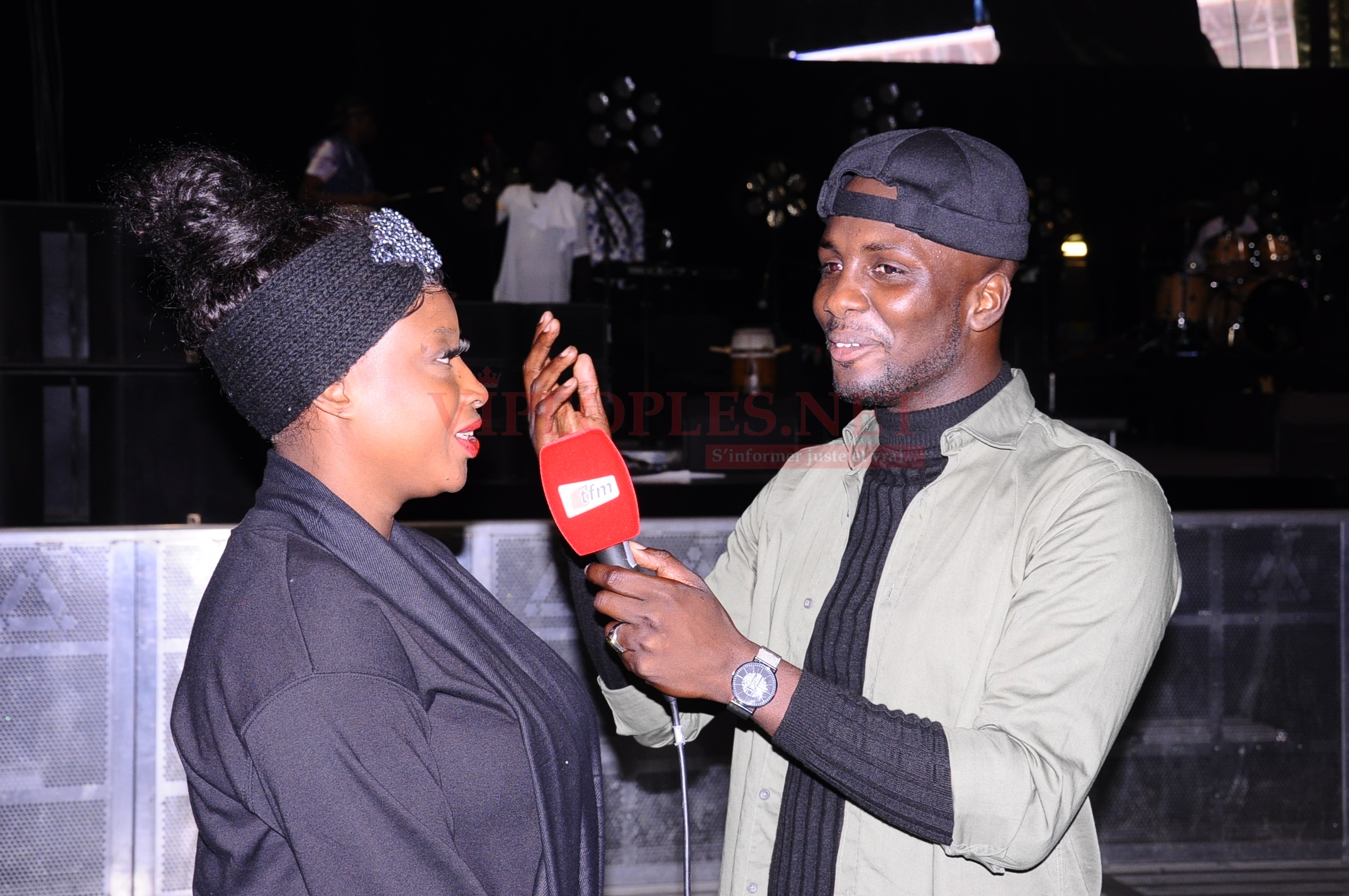 VIDEO: Dame Sene et Ndeye Gueye dans les rues de Versailles à Paris pour le concert de Waly Seck