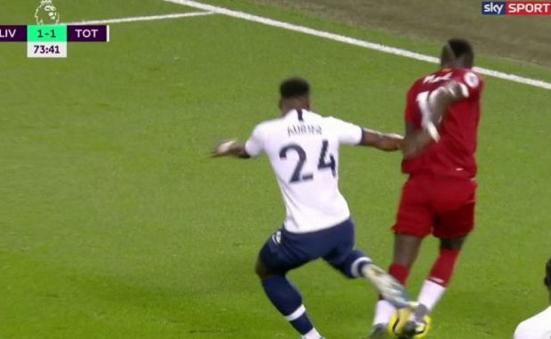 Video: Sadio Mané prend de vitesse Aurier et provoque un penalty transformé par Salah