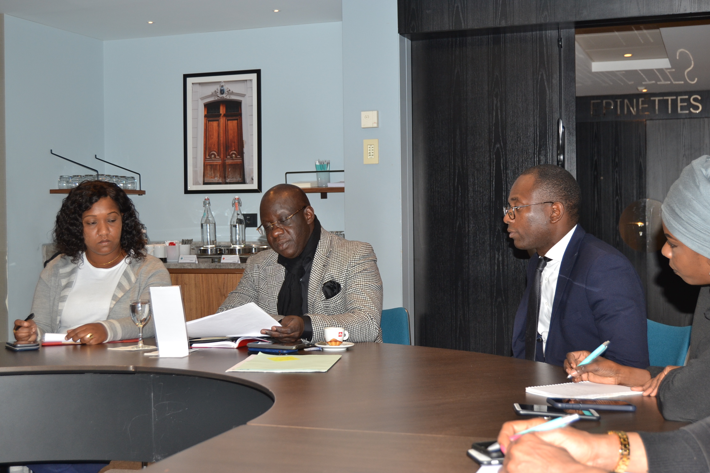 VIDEO ET IMAGES: Direct Paris le président Mbagnick Diop en séance de réunion avec son staff pour la grande réussite des African Leadership Awards ce 02 Novembre au Meridien Etoiles.