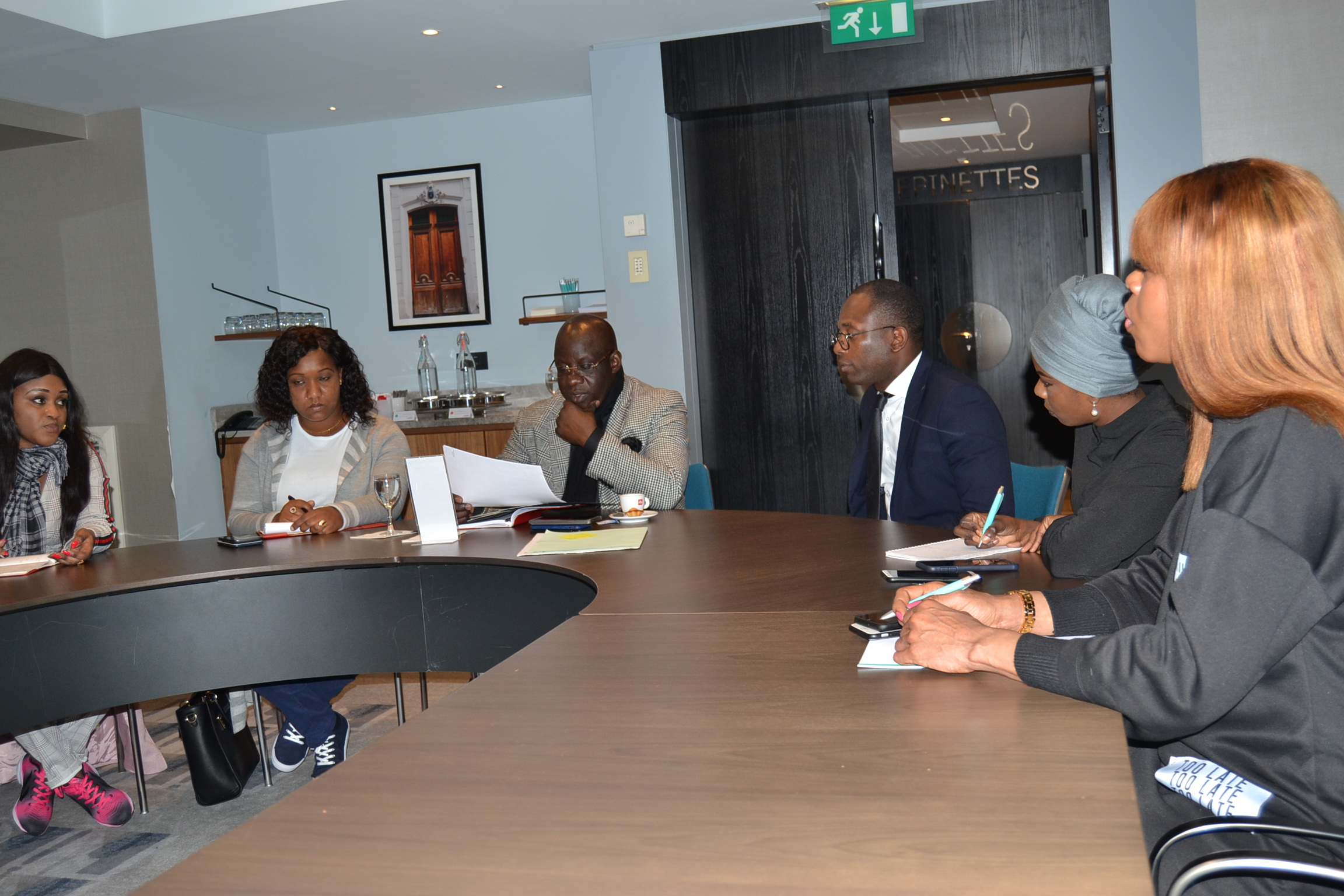 VIDEO ET IMAGES: Direct Paris le président Mbagnick Diop en séance de réunion avec son staff pour la grande réussite des African Leadership Awards ce 02 Novembre au Meridien Etoiles.