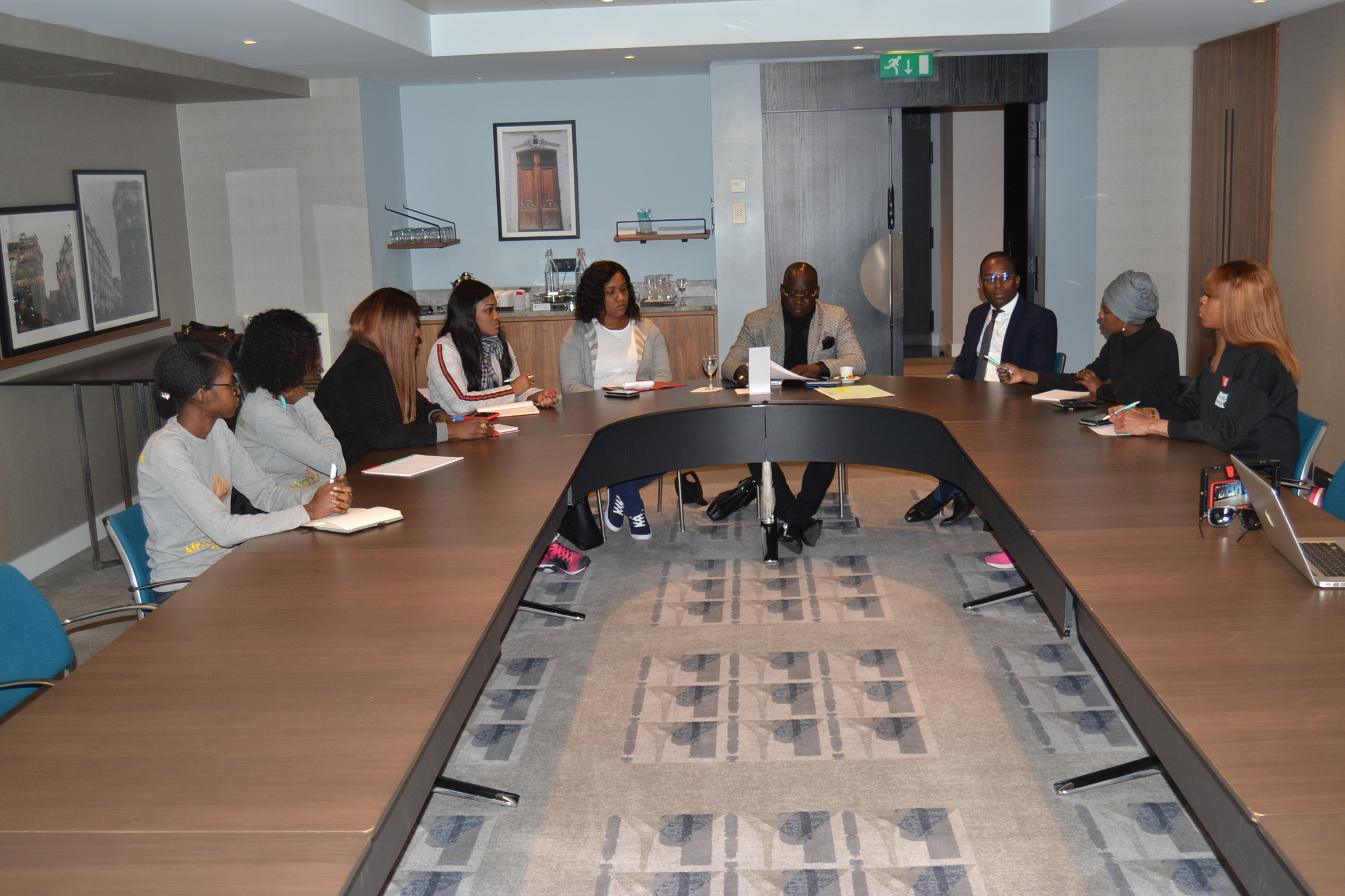 VIDEO ET IMAGES: Direct Paris le président Mbagnick Diop en séance de réunion avec son staff pour la grande réussite des African Leadership Awards ce 02 Novembre au Meridien Etoiles.