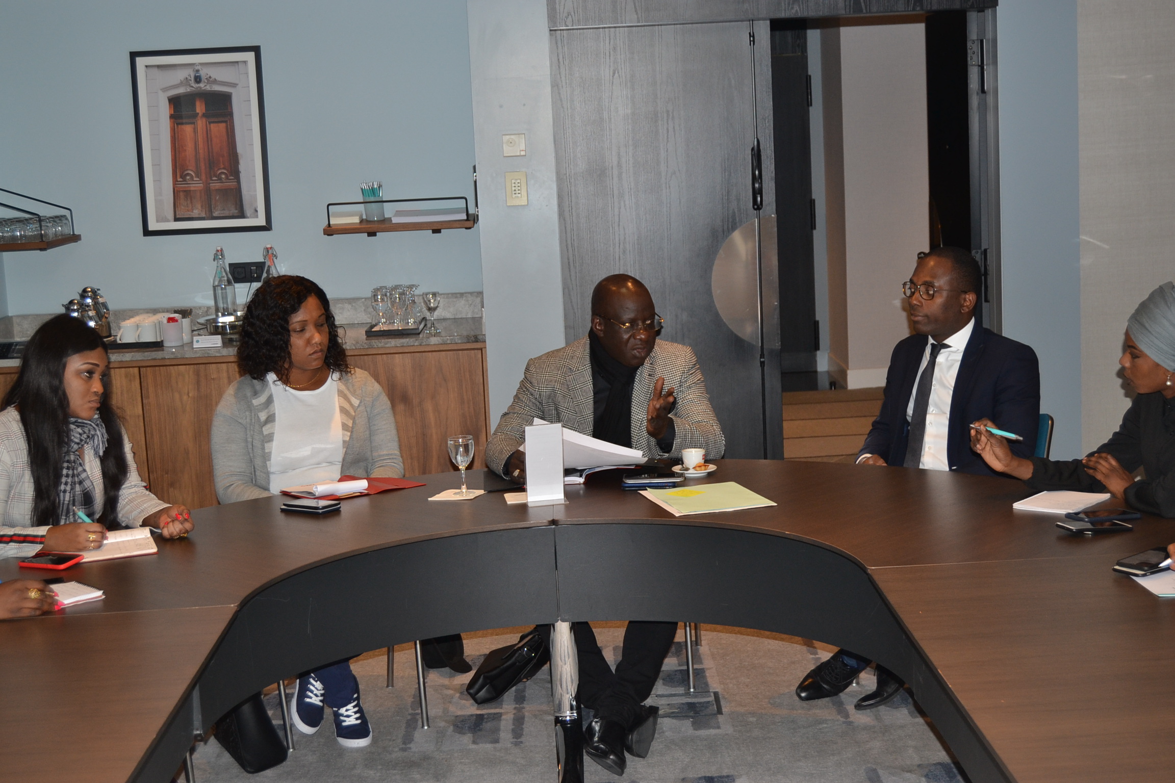 VIDEO ET IMAGES: Direct Paris le président Mbagnick Diop en séance de réunion avec son staff pour la grande réussite des African Leadership Awards ce 02 Novembre au Meridien Etoiles.