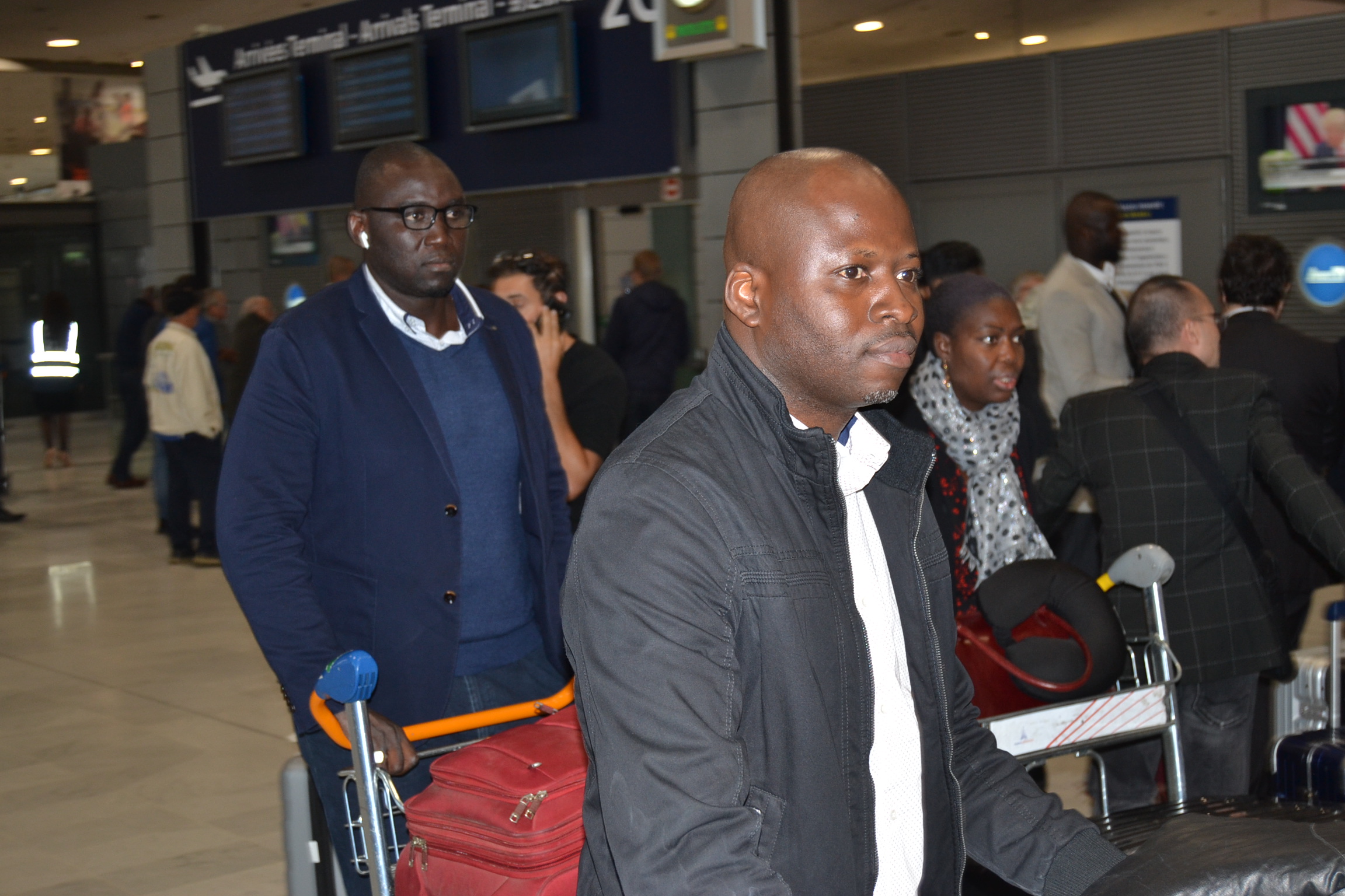 VIDÉO: Arrivées de la première dame du président Mbagnick Diop et sa délégation pour les African Leadership Award à Paris