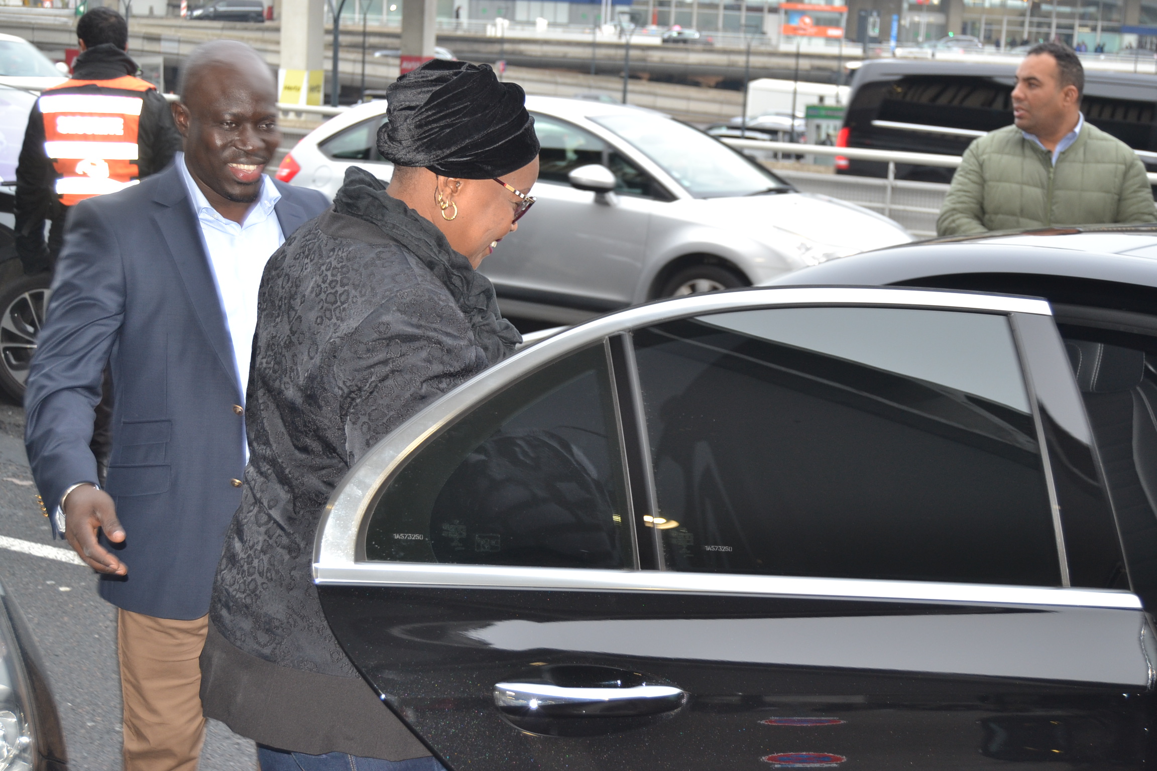 VIDÉO: Arrivées de la première dame du président Mbagnick Diop et sa délégation pour les African Leadership Award à Paris