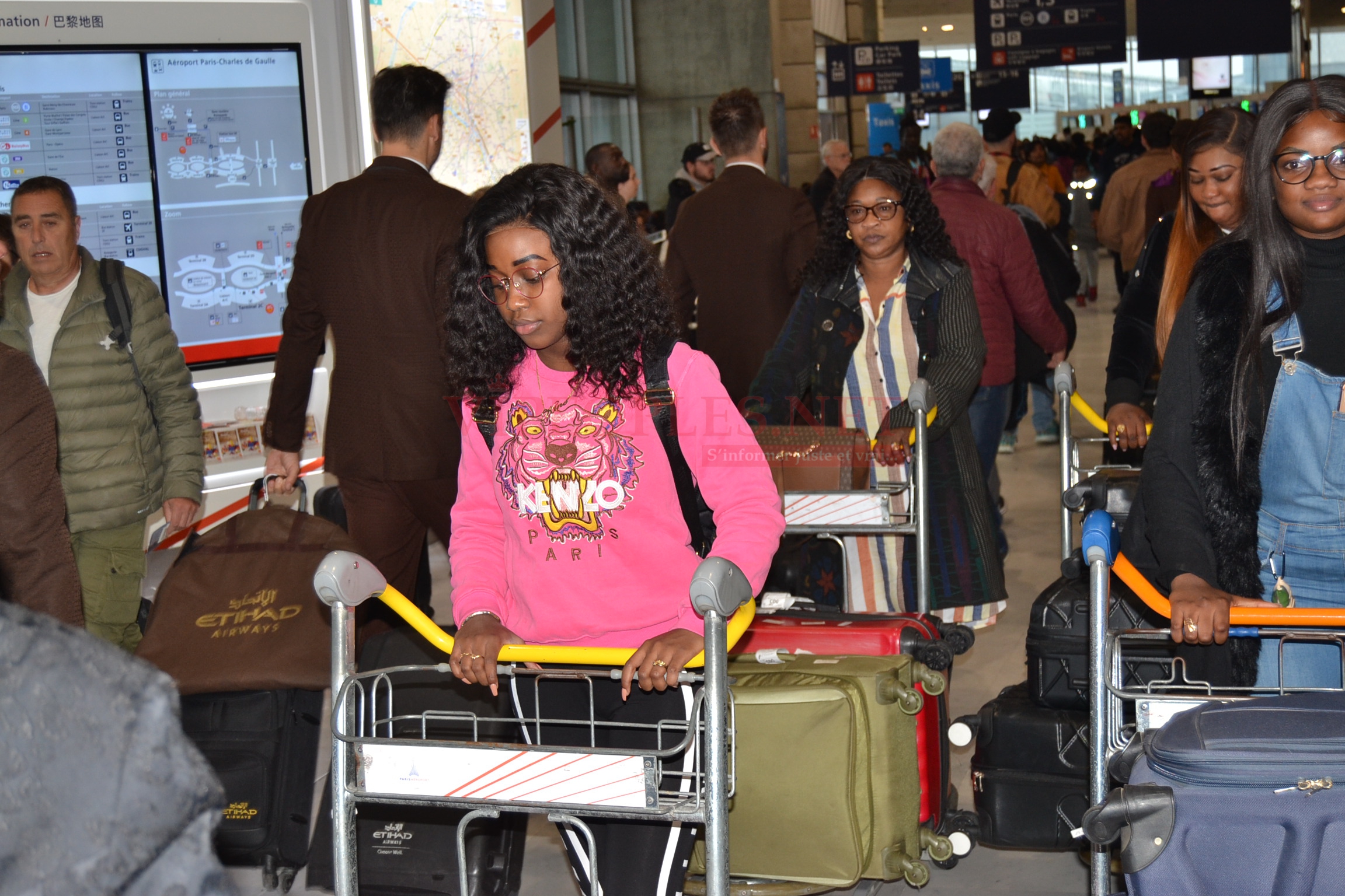 KINÉ FAYE, la fille cadette de Mbaye Dieye en compagnie de sa mère et sa soeur Thiané Faye à Paris pour les African Leadership Awards.