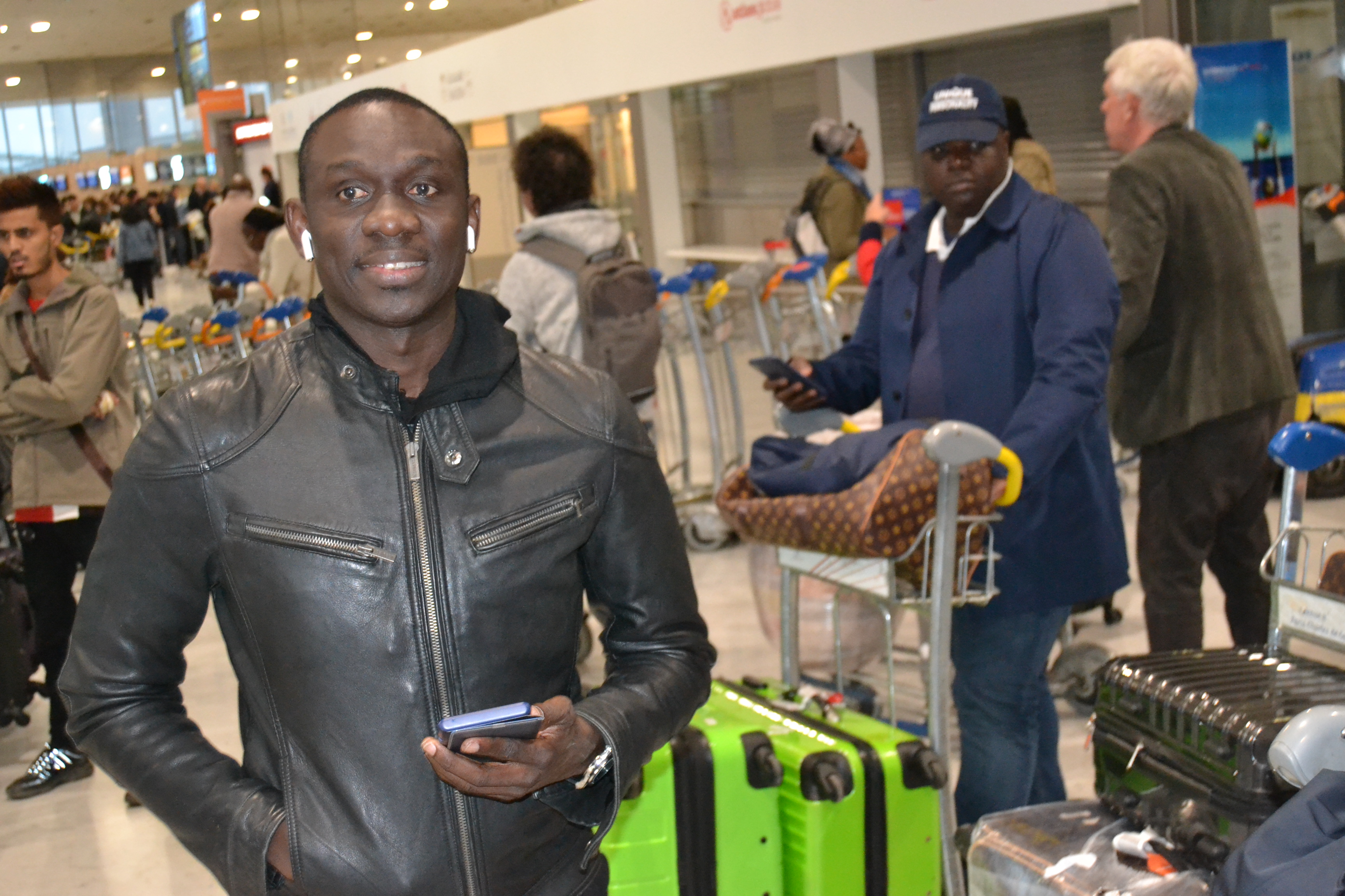 Arrivés de Carlou D, Pape Diouf, Mara Dieng et le staff de rewmi à Paris pour la soirée des African Leadership Award à Paris.