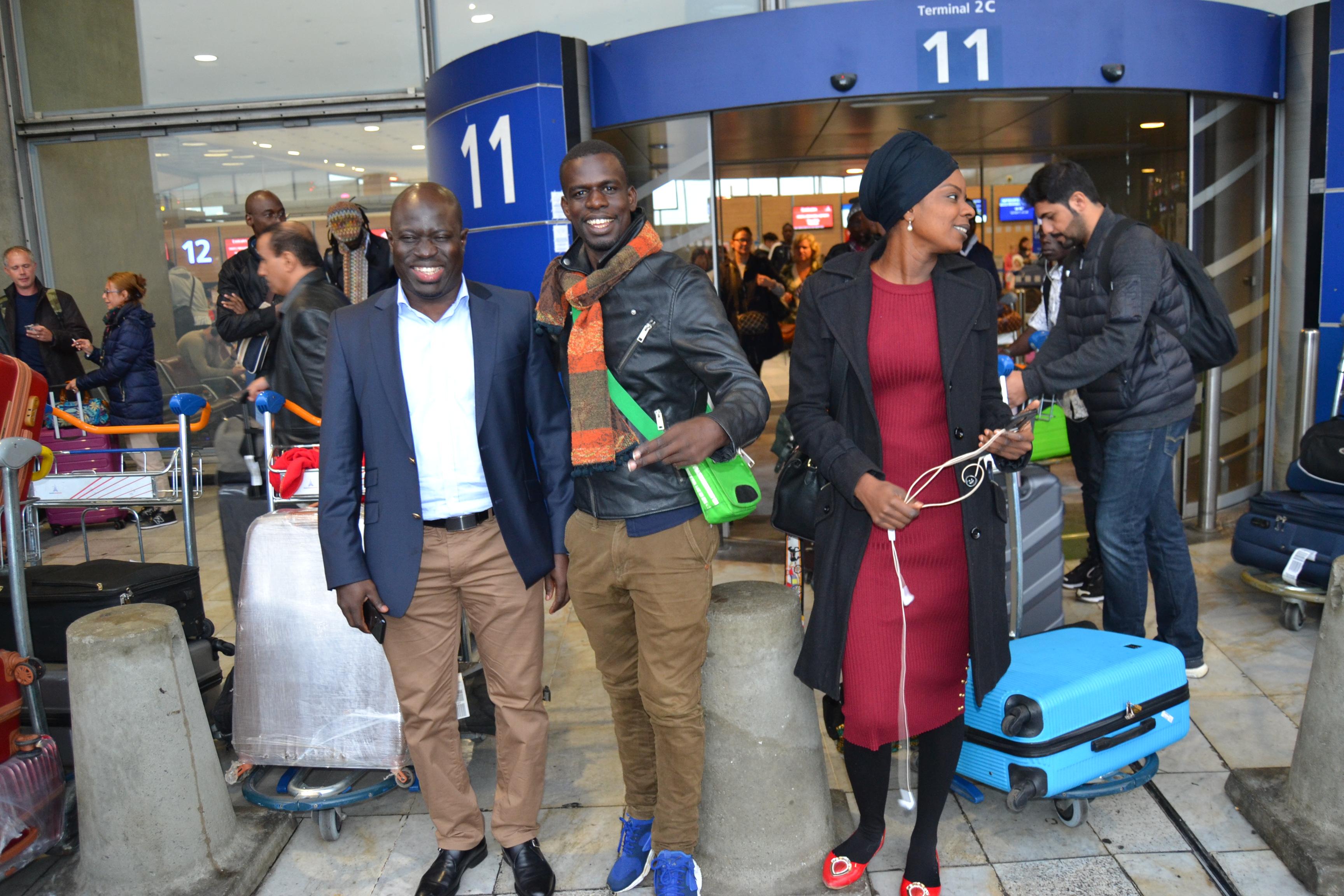 Arrivés de Carlou D, Pape Diouf, Mara Dieng et le staff de rewmi à Paris pour la soirée des African Leadership Award à Paris.