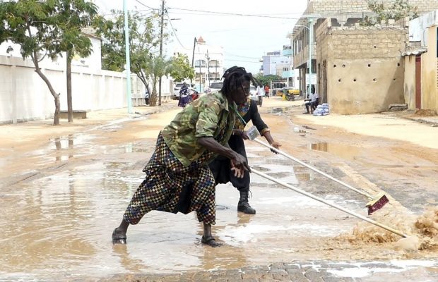 Gamou 2019: Médina Baye Les « Baye Fall » nettoient les rues de la cité religieuse.