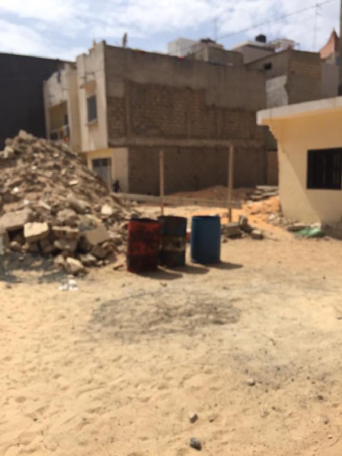 Parcelles Assainies, Unité 13: Des débris d"une maison en construction empestent l’air frais
