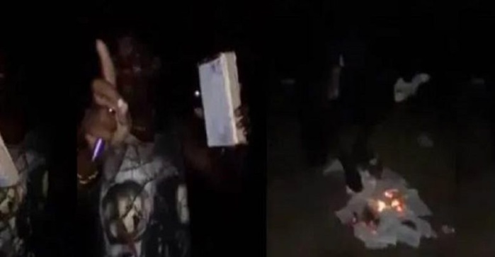 Ghana: un homme filmé en train de brûler la Bible, explique ses raisons Ghana: un homme filmé en train de brûler la Bible, explique ses raisons