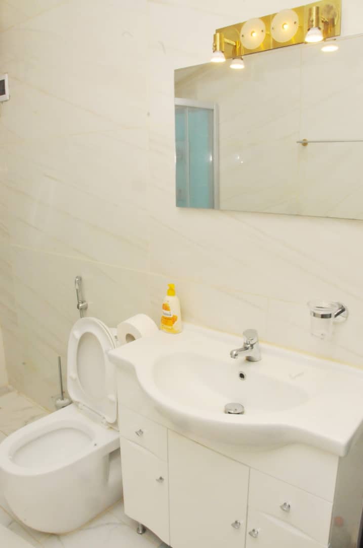 APPARTEMENT MEUBLÉ à louer aux Almadies derrière le Nirvana à 130 000 F CFA/JOUR TÉL 76 573 30 76