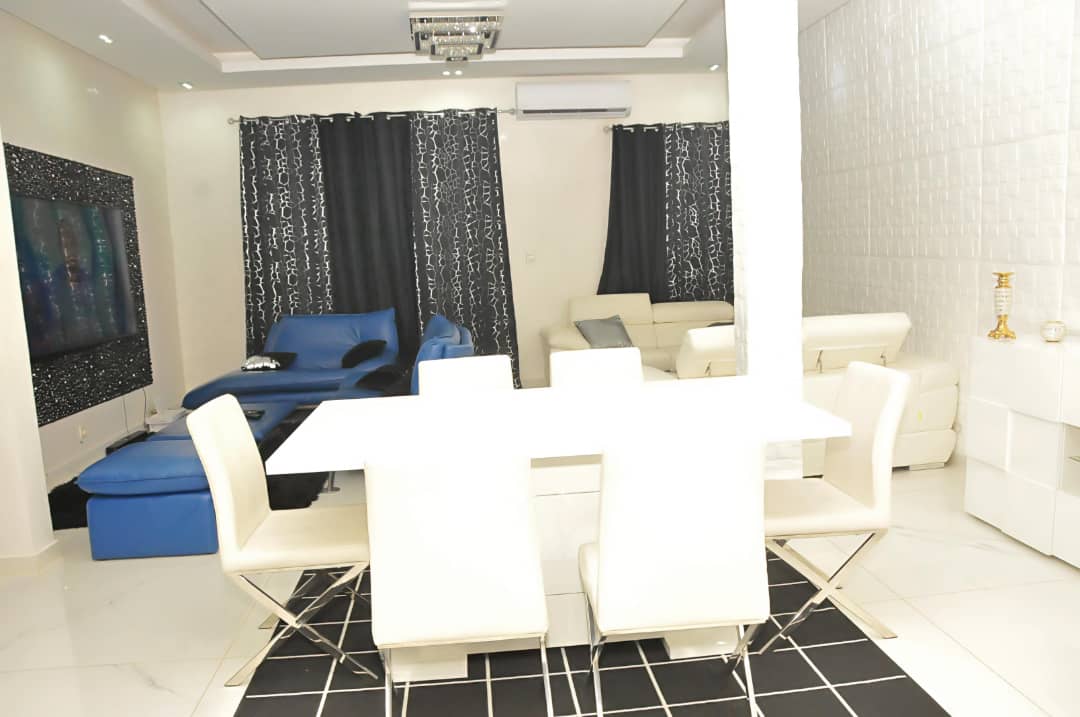 APPARTEMENT MEUBLÉ à louer aux Almadies derrière le Nirvana à 130 000 F CFA/JOUR TÉL 76 573 30 76