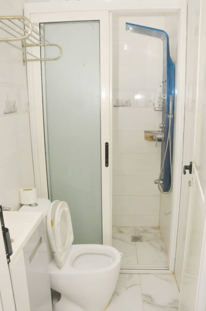 APPARTEMENT MEUBLÉ à louer aux Almadies derrière le Nirvana à 130 000 F CFA/JOUR TÉL 76 573 30 76