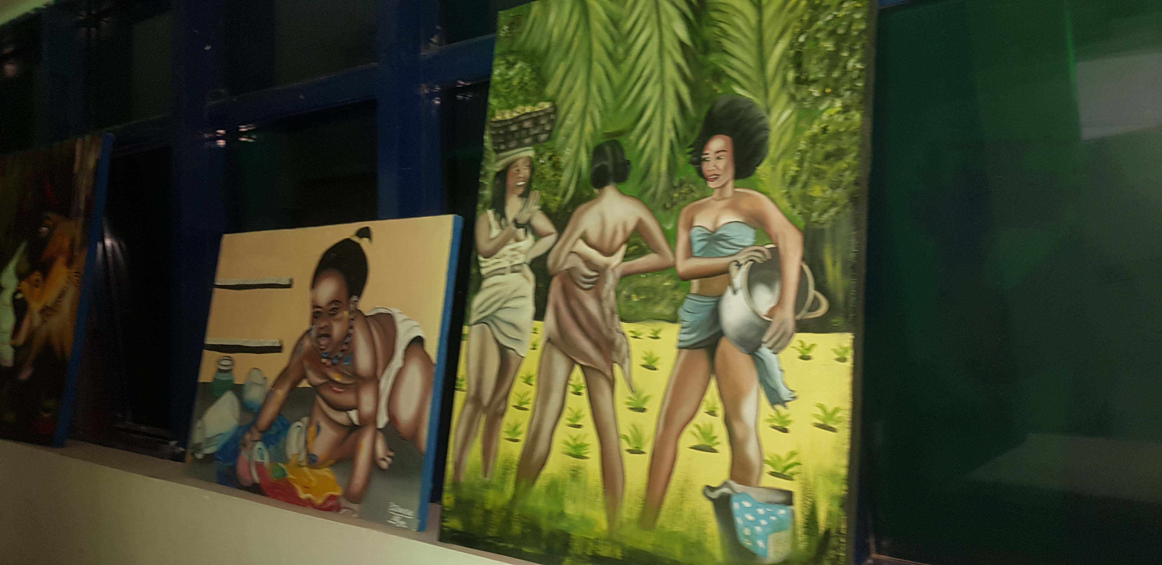 Le jeune artiste Pape Moussa Mbaye présente ses oeuvres d'art à la place du souvenir Africaine.