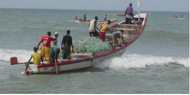 6 pêcheurs de Thiaroye disparus en mer : l’Etat met à disposition 2 bateaux et un hélicoptère, 2 millions de francs FCFA, remis aux familles