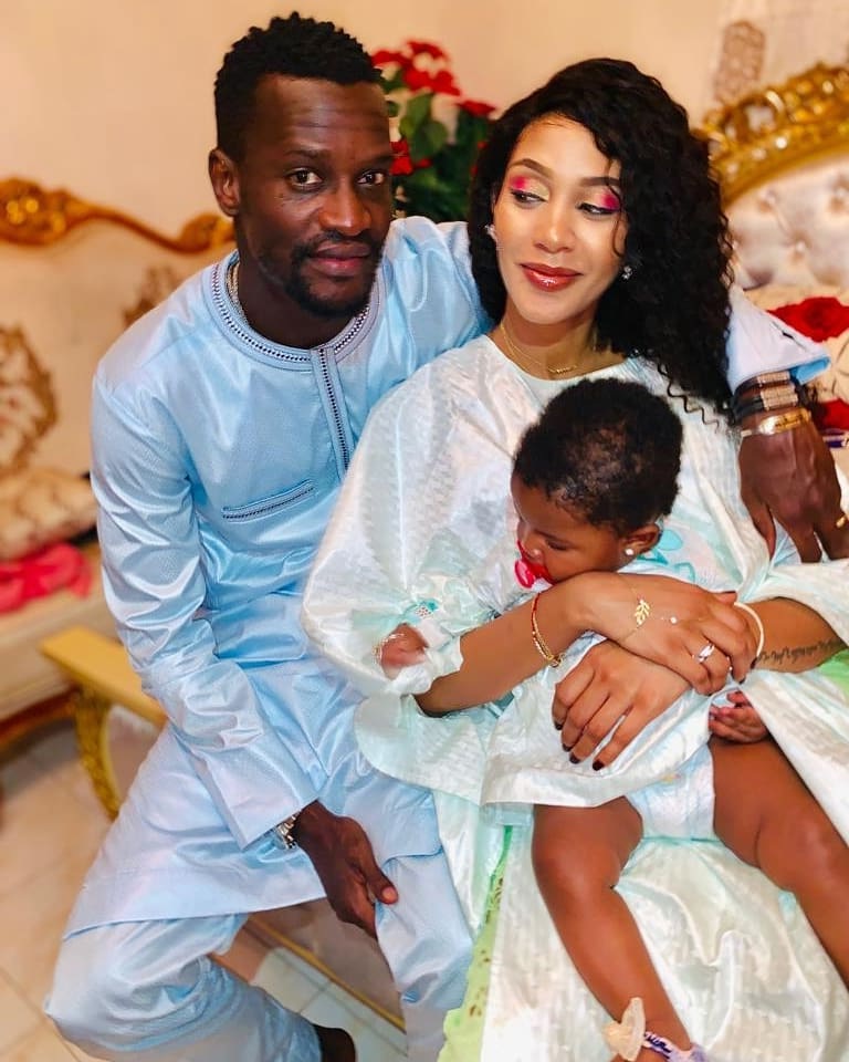 Adja Diallo et Ibou Touré, toute mignonne en “mode relax” le couple s’affiche toute heureuse avec leur fille