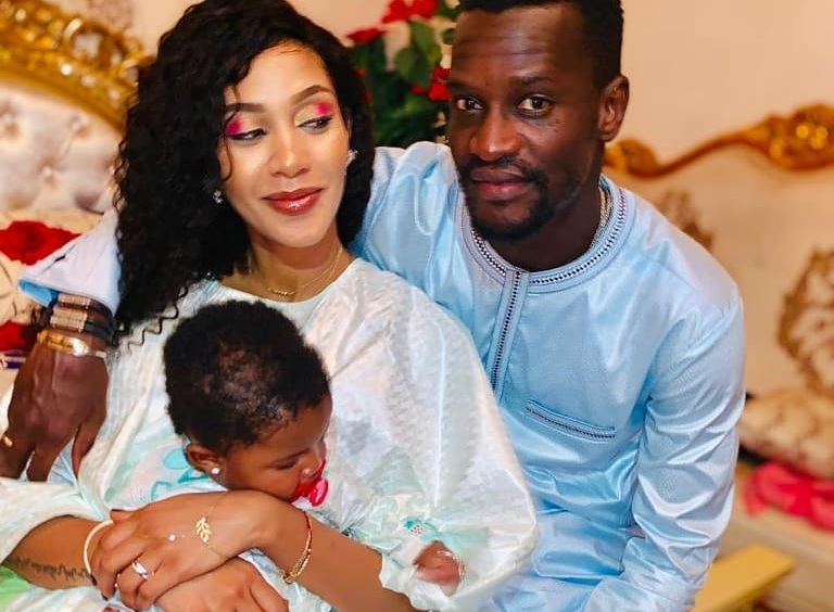 Adja Diallo et Ibou Touré, toute mignonne en “mode relax” le couple s’affiche toute heureuse avec leur fille