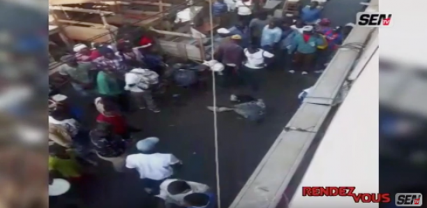 Vidéo : Incroyable scène de drame au Marché Colobane, deux hommes se sont p*ignardés pour un téléphone