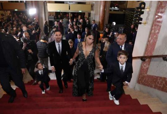 Ballon d’Or : Lionel Messi et toute sa famille montent les marches du tapis rouge, Grosse décision de Sadio Mané, à quelques heures de la cérémonie