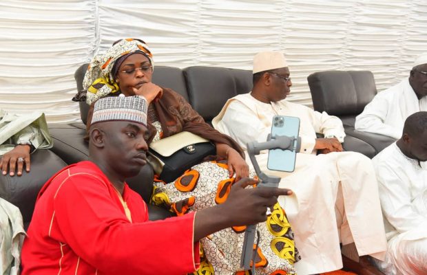 Macky Sall, en compagnie de Marième Faye présente ses condoléances à la famille de Khalil,un ami de Amadou Sall