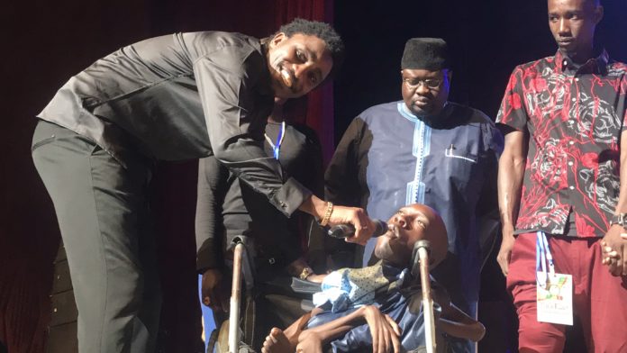 Vidéo: Le Duo de Wally Seck avec ce jeune handicapé fait pleurer toute la salle au Grand Théâtre…