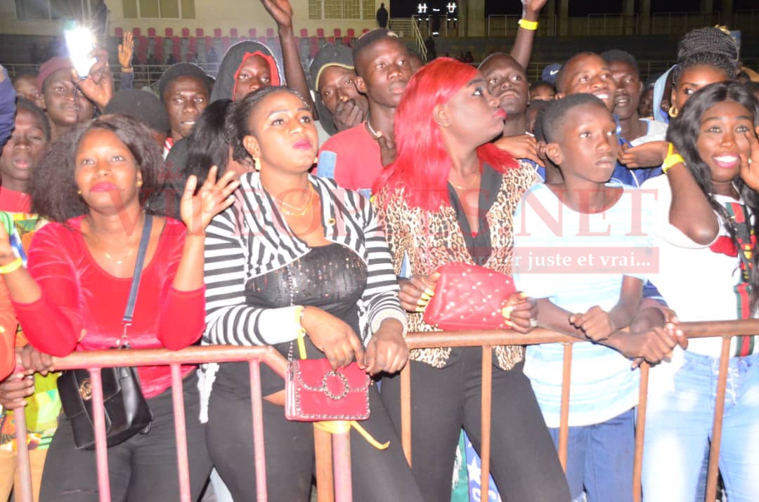 Regardez le "Leumbeul d'enfer des Mbouroises " au concert Terrou War de la diva Coumba Gawlo au stade Caroline Faye;