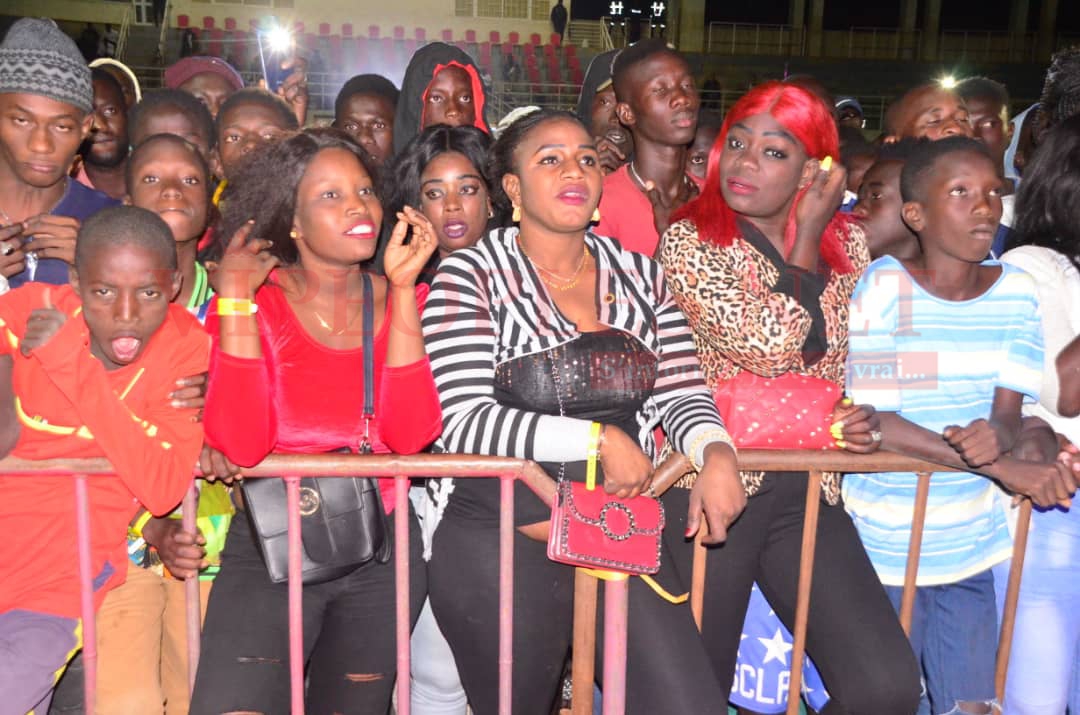 Regardez le "Leumbeul d'enfer des Mbouroises " au concert Terrou War de la diva Coumba Gawlo au stade Caroline Faye;