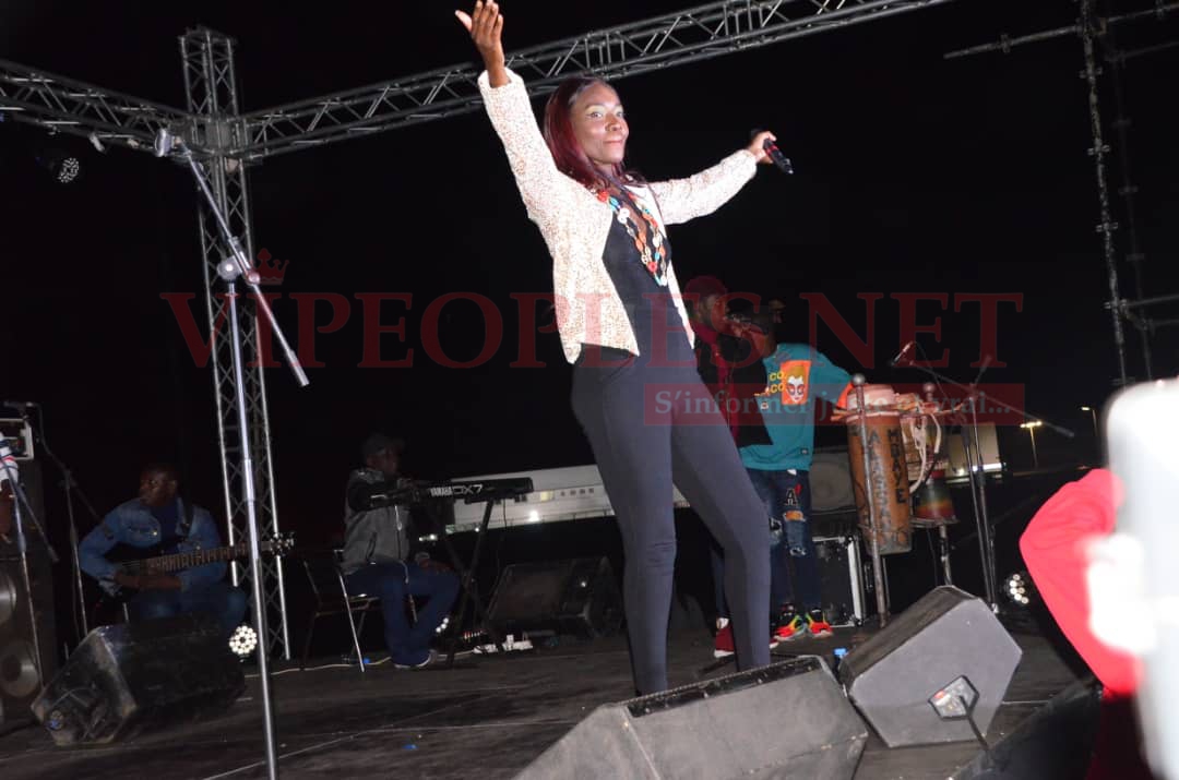 Regardez le "Leumbeul d'enfer des Mbouroises " au concert Terrou War de la diva Coumba Gawlo au stade Caroline Faye;