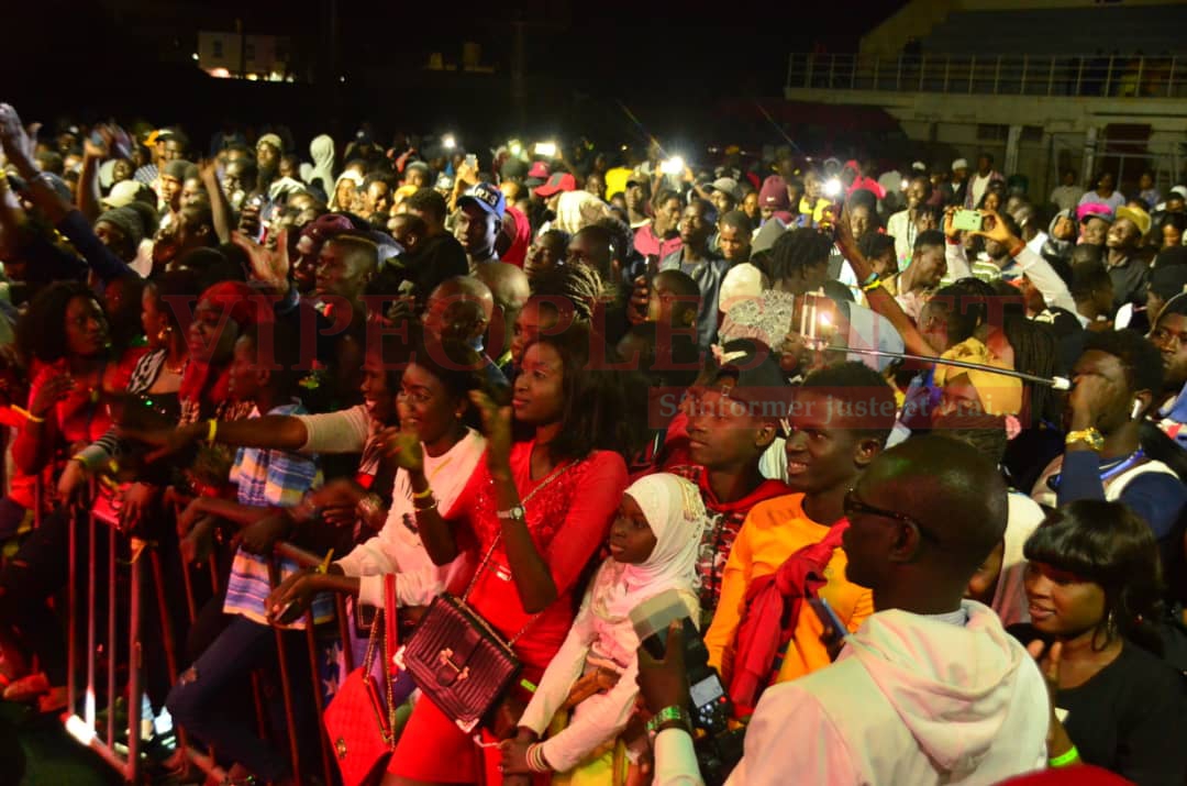 Regardez le "Leumbeul d'enfer des Mbouroises " au concert Terrou War de la diva Coumba Gawlo au stade Caroline Faye;