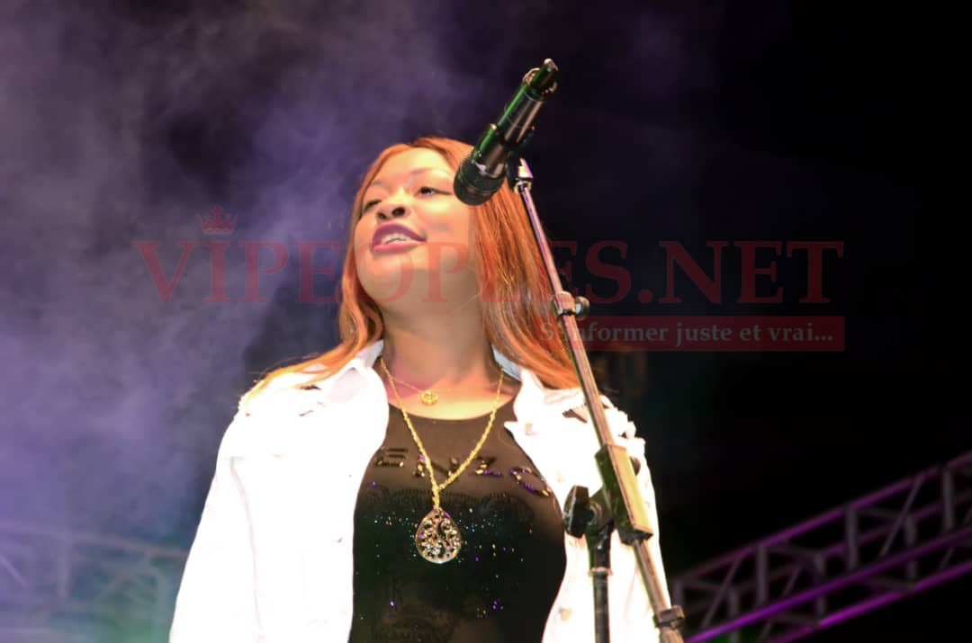 PHOTOS: Admirez l'élégance et la classe de TITI qui charme les Poutois lors de son concert ce samedi.