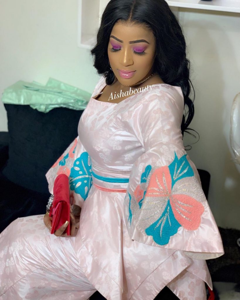 L’actrice Betty toute souriante affiche un Makeup à la perfection L’actrice Betty toute souriante affiche un Makeup à la perfection