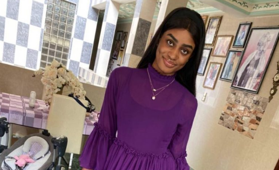 Aicha Ballago Seck s’affiche à nouveau dans une robe de princesse et illumine la toile