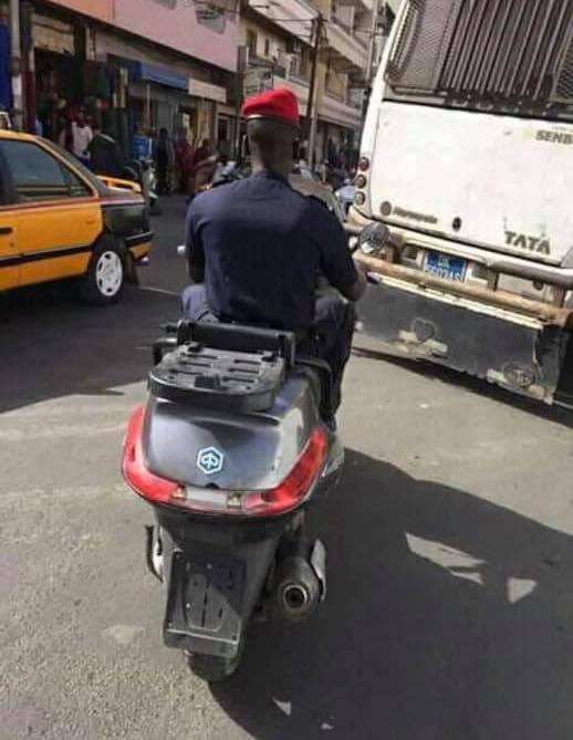 Photos: Un policier conduit un scooter sans immatriculation ni casque