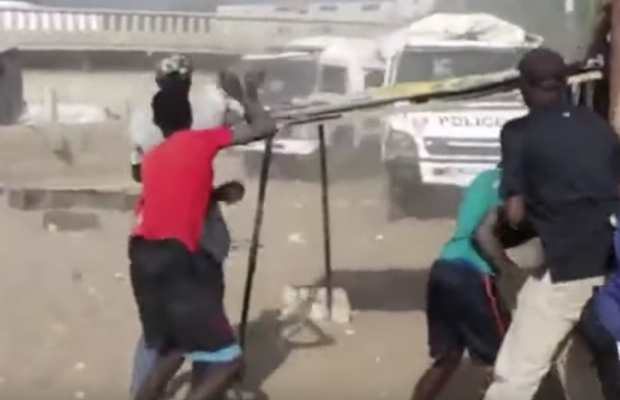 Images – DES BLESSÉS ET PRÈS DE 50 ARRESTATIONS DANS DES AFFRONTEMENTS ENTRE POLICIERS ET PÊCHEURS