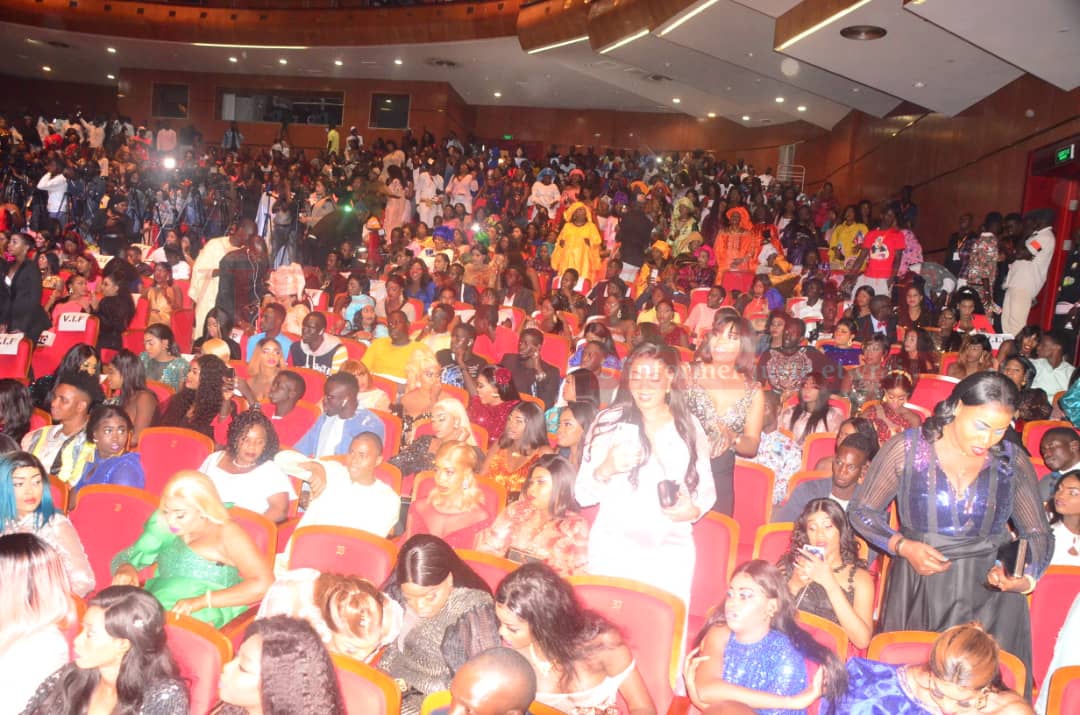 70 PHOTOS GRAND THEATRE: Les différentes "SANGNE SÉ" du public de El hadj Keita, le Neymar de la musique qui vient de marquer ses empreintes.