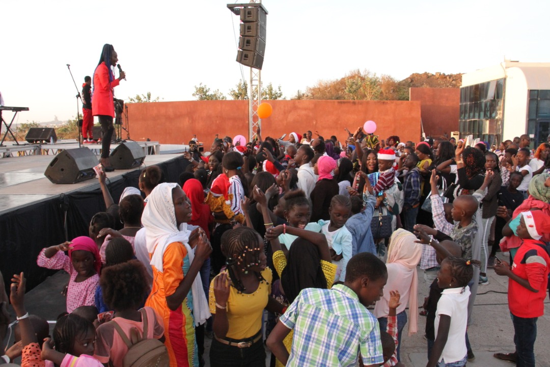 PLACE DU SOUVENIR: La Diva Coumba Gawlo fête Noël avec les enfants