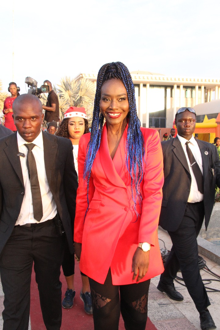 PLACE DU SOUVENIR: La Diva Coumba Gawlo fête Noël avec les enfants