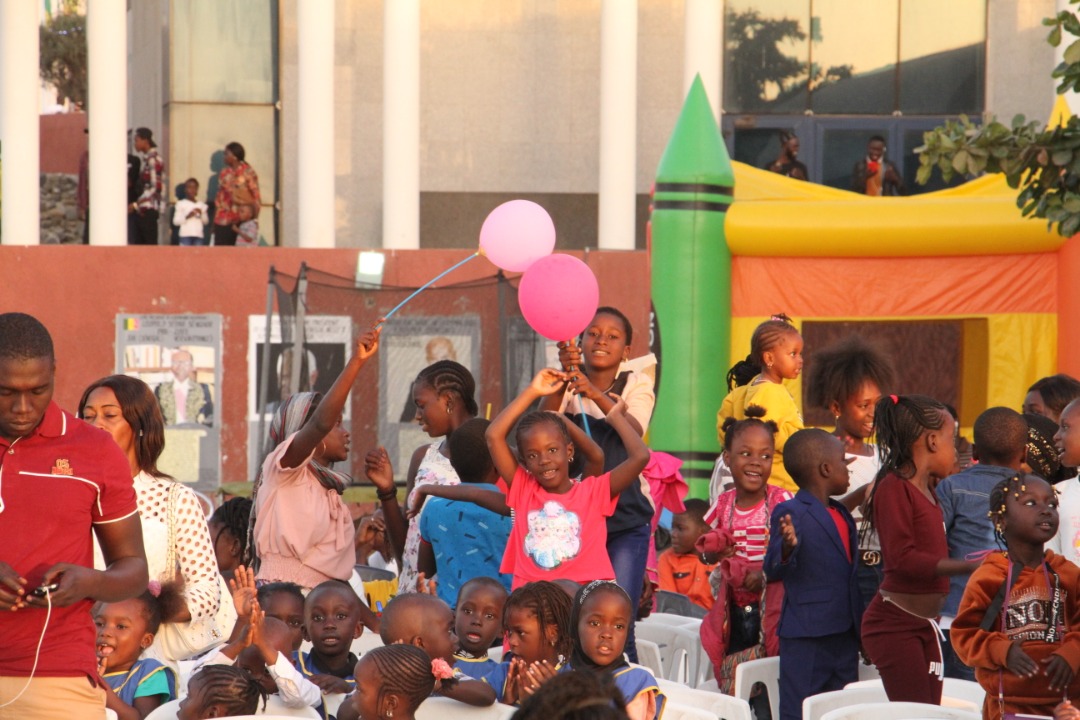 PLACE DU SOUVENIR: La Diva Coumba Gawlo fête Noël avec les enfants