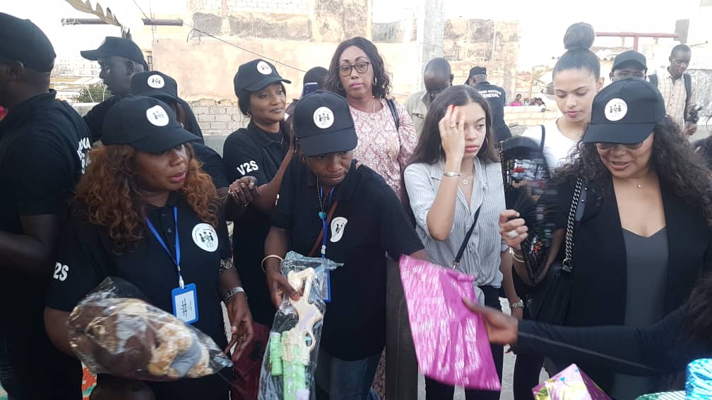 Aïda Coulibaly, l’épouse de You et V2S de la journaliste Yakham Thiam de RTS au chevet des orphelins