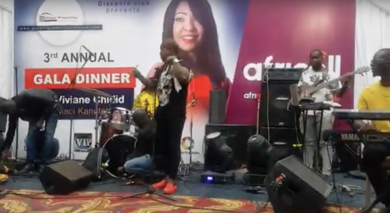 VIDÉO: 31 Décembre Viviane Chidid en mode sound check au Pencha Mi Hall de Sénégambie. REGARDEZ