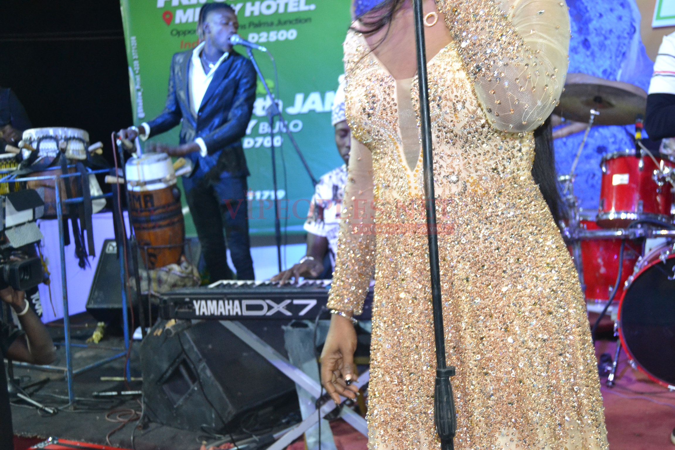 PHOTOS: Admirez la robe classe et élégante de TITI  qui a illuminé son public en Gambie.