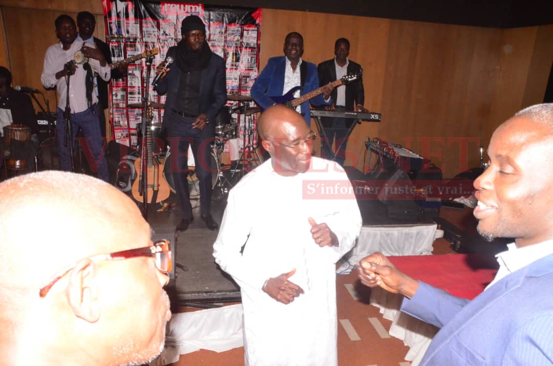 VIDÉO: L'avocat Me Moussa Sarr homme de l'année 2019 se défoule devant le groupe de folk Pape & Cheikh.