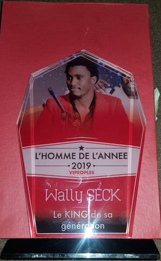 VIDÉO: Waly Seck Homme de l'Année 2019 catégorie musique reçoit son trophée au Vogue