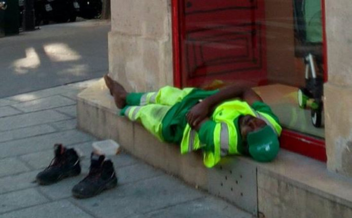 ilLicencié après une photo de lui endormi, l’agent d’entretien parisien Adama Cissé saisit la justice