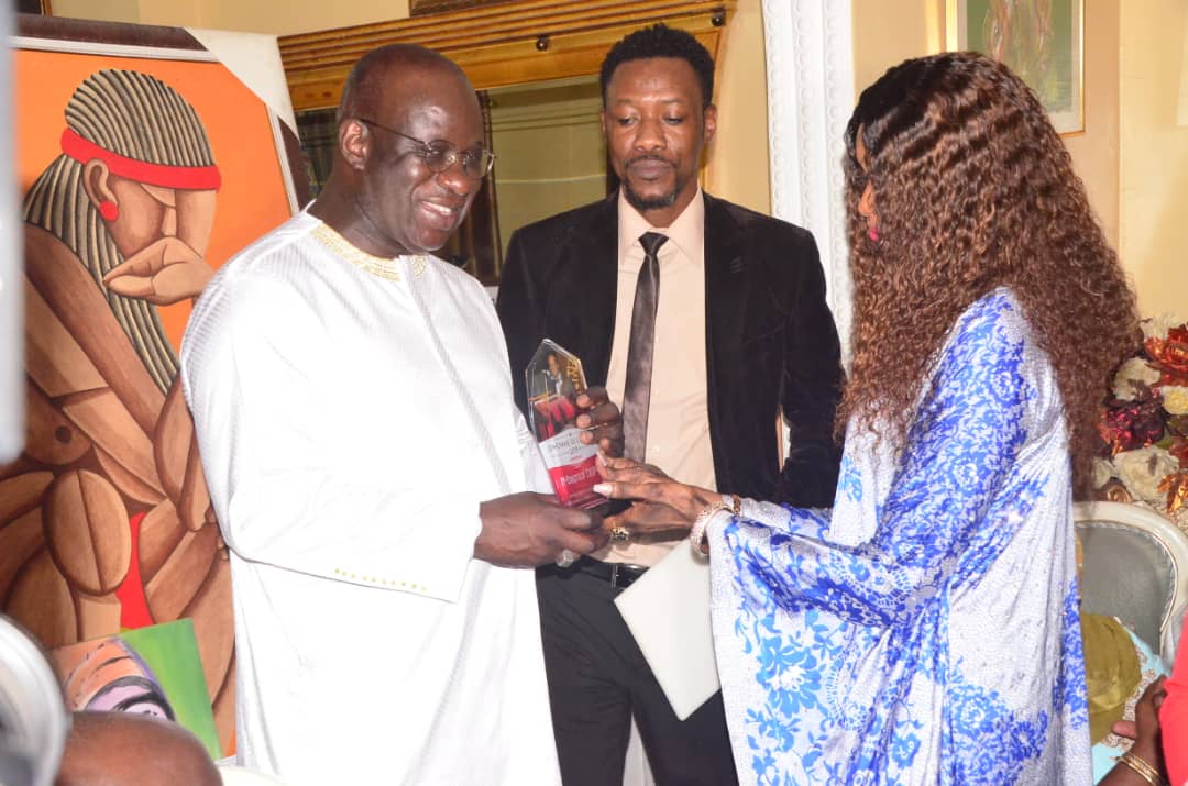 VIPEOPLES décerne le trophée de l'homme de l'année 2019 au président Mbagnick Diop du MEDS. CATEGORIE HOMME D'AFFAIRES