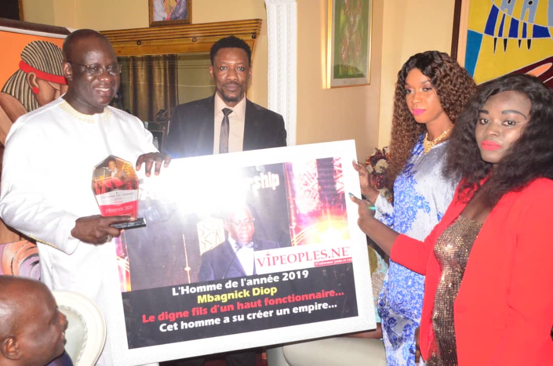 VIPEOPLES décerne le trophée de l'homme de l'année 2019 au président Mbagnick Diop du MEDS. CATEGORIE HOMME D'AFFAIRES