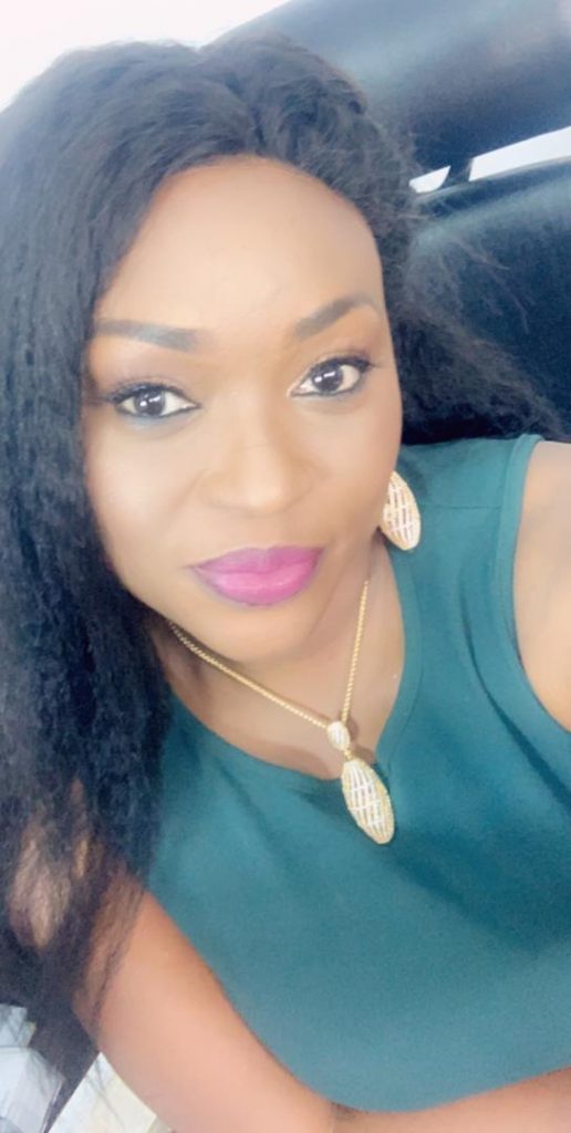 Photos – Jongama XXL, Les nouvelles clichés de Tata rose de la série  » Belle Mère  », Toute heureuse, en bonne forme