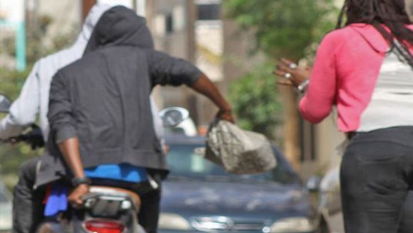 Près du Palais de la République : Une européenne victime de vol à l'arraché Près du Palais de la République : Une européenne victime de vol à l'arraché