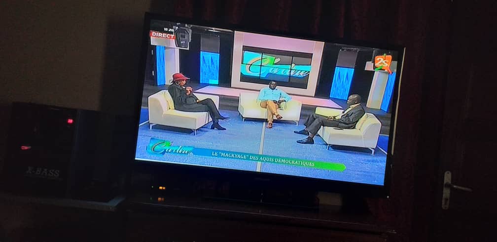 L'ex miss Sénégal, Fabhien Felhio ullumine le nouveau plateau de C à Dire sur la 2STV en compagnie de Ben Matar. Admirez les images