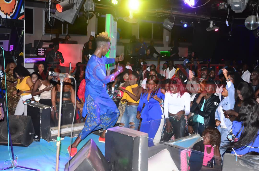 VIDÉO: SARABA, SUBLIME ET RADIEUSE,TITI sort ses griffes et agresse ses fans d'élégance